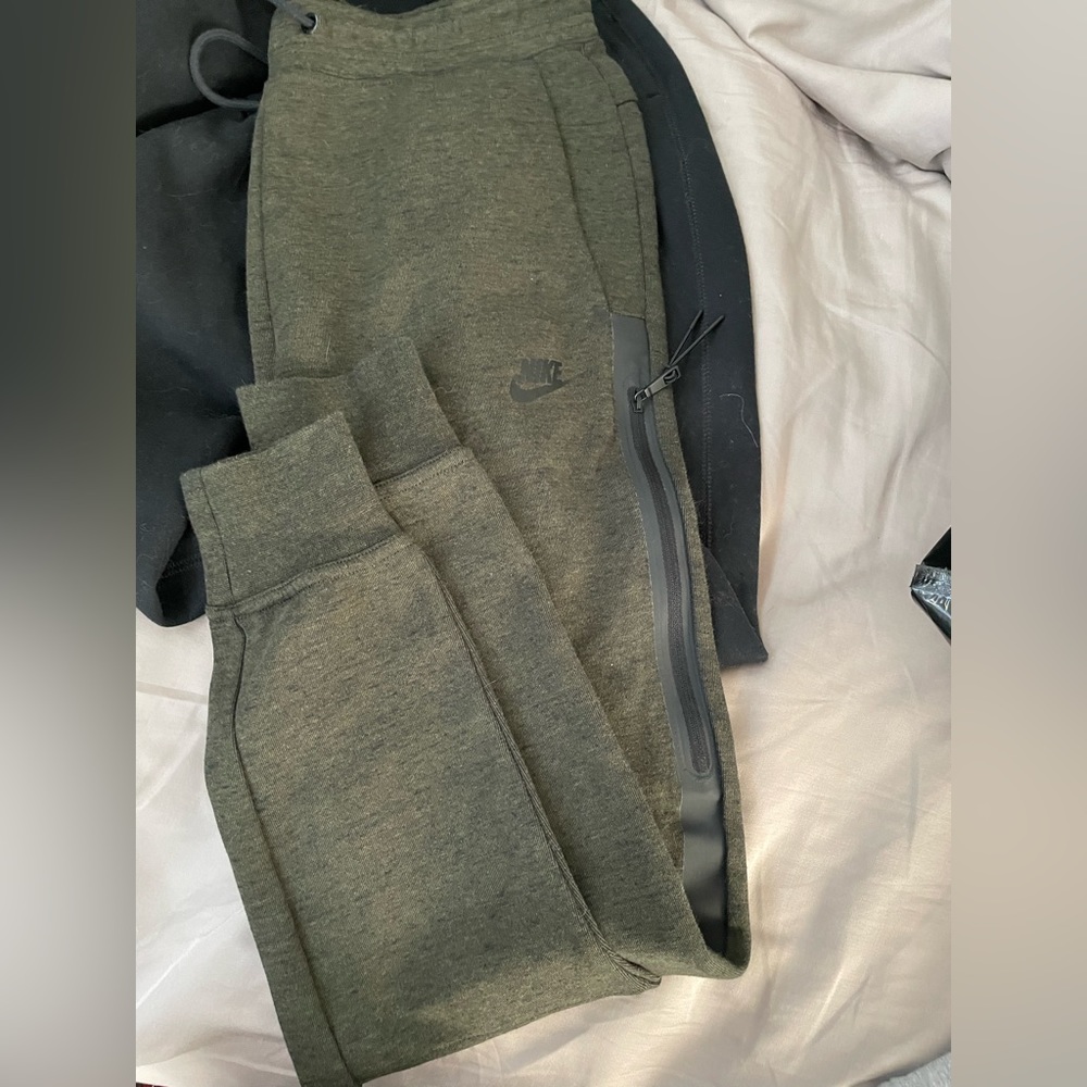 Nike tech fleece joggers like new size small